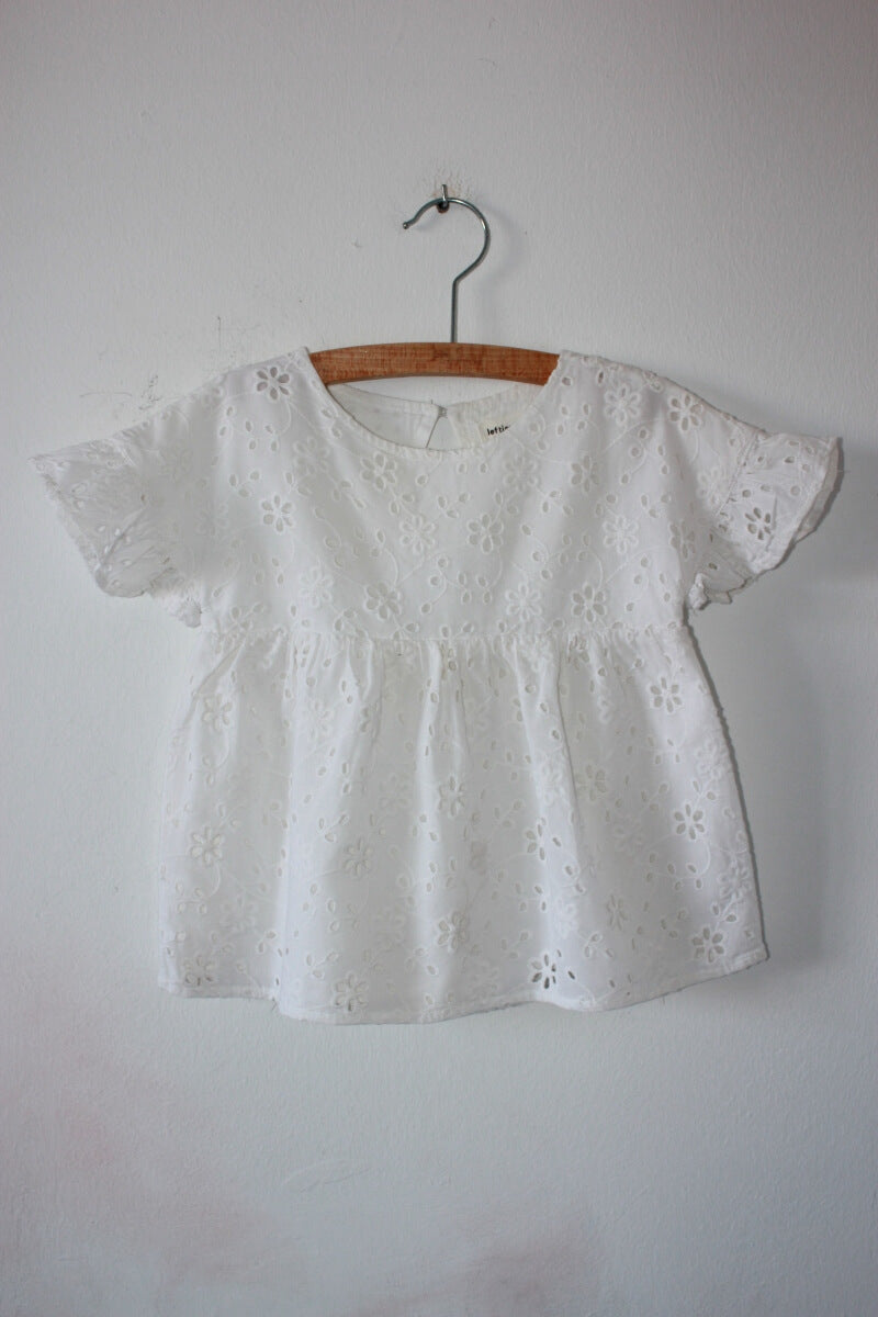 tweedehands-witte-blouse-broderie-korte-mouwen-volants-open-rug-maat-110-lefties