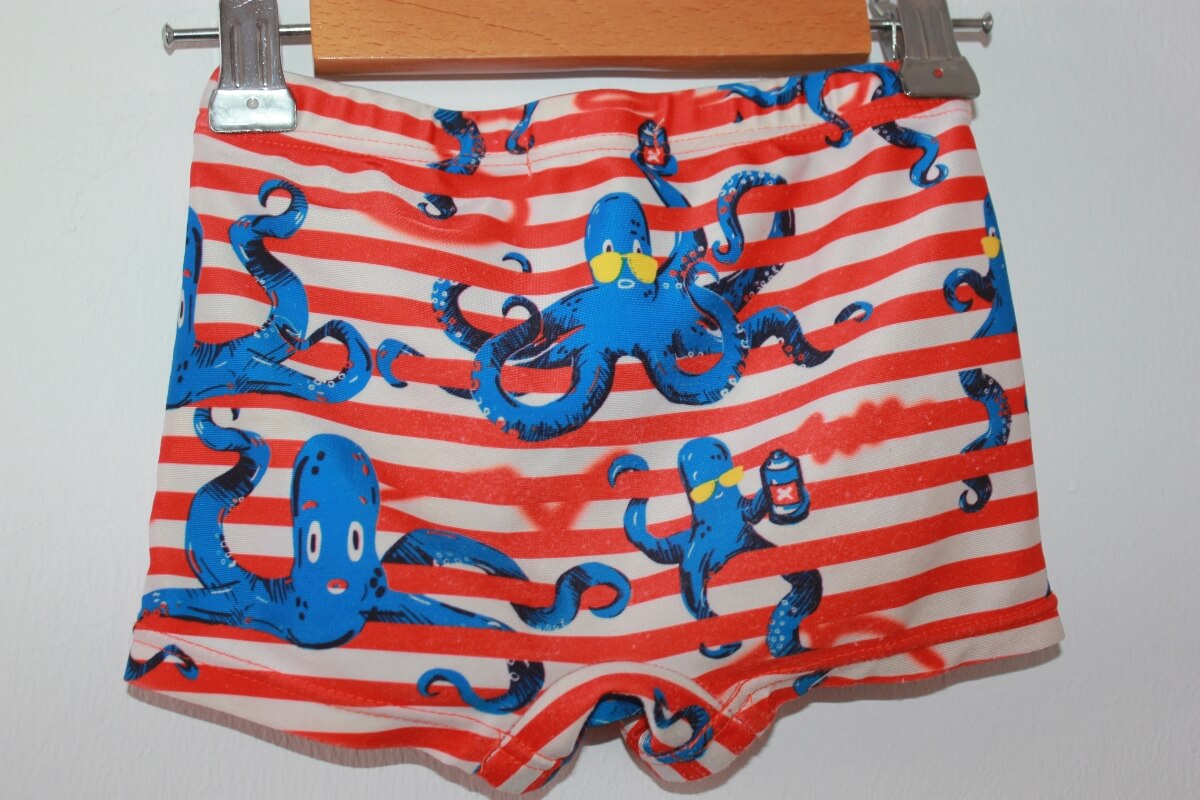 tweedehands-zwembroek-rood-wit-gestreept-blauwe-octopussen-maat-98-billybandit